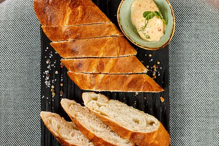 Половина багета с ароматным сливочным маслом