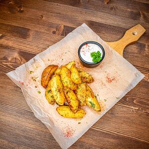 Картофель по-деревенски с соусом