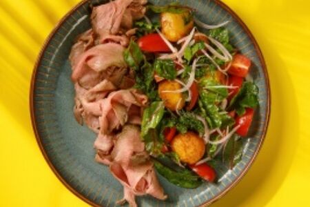 Салат с ростбифом и спелым томатом