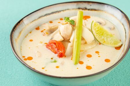 Том Кха с курицей и кальмаром