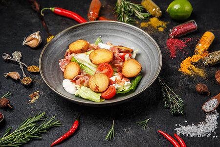 Салат с беконом и мини-картофелем