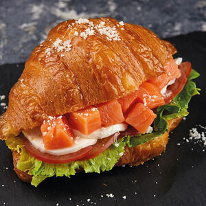 Круассан с лососем