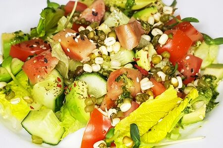 Салат с филе семги, авокадо и пророщенным машем