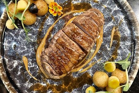 Дымная утка с фруктами и ягодами