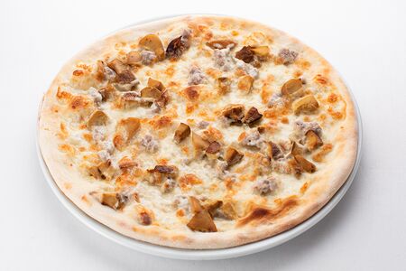 Пицца с колбасками сальсичча и белыми грибами