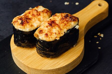 Запечённые суши с гребешком