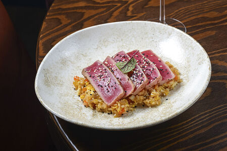 Стейк из тунца с жареным рисом