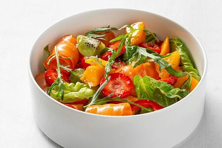 Сезонный салат из овощей и фруктов