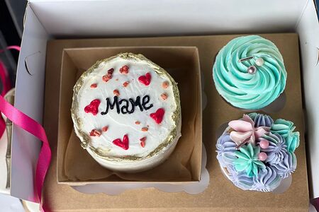 Бенто-торт Маме и два капкейка