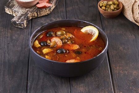 Солянка с подкопченными колбасками