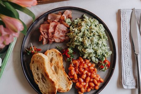 Скрембл с жареным беконом, фасолью и шпинатом