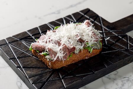 Бриошь с ростбифом