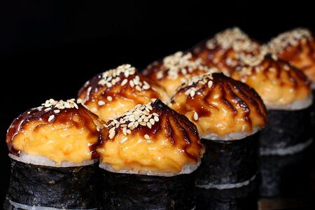 Ролл запечённый с лососем