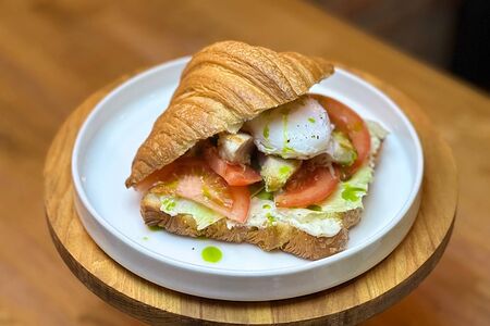 Круассан с куриным филе и яйцом пашот