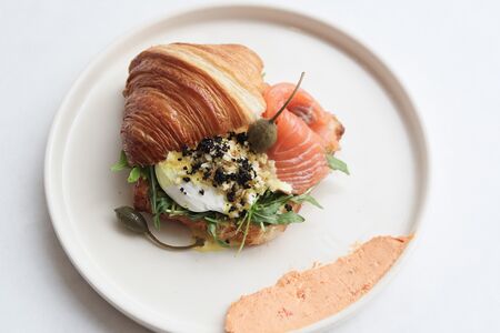 Бенедикт на круассане с лососем