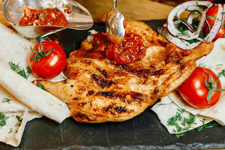 Цыплёнок на сетке