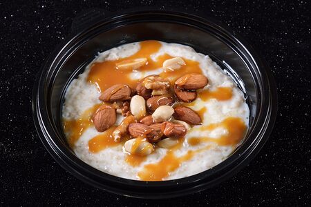 Каша овсяная с орехами и карамелью
