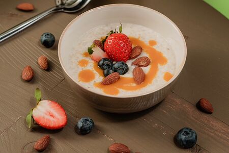 Каша рисовая с бананом и соленой карамелью