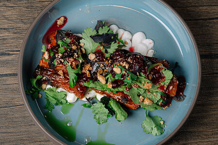 Запеченная морковь с козьим сыром