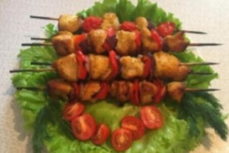 Шашлык из грудок с помидорами
