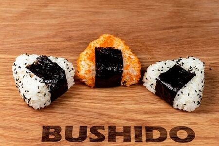 Онигири с лососем