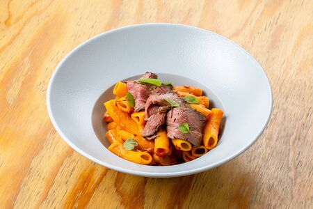 Ригатони с ростбифом