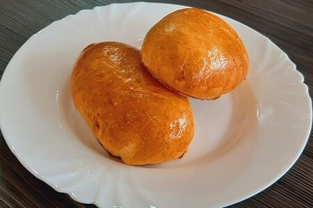 Пирожок с луком и яйцом