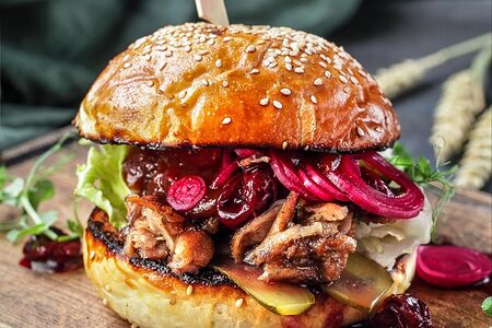 Бургер с рваной реберной мякотью из свинины 