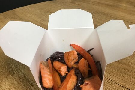 Черная лапша с лососем