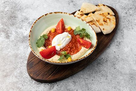 Хумус с чоризо и питой