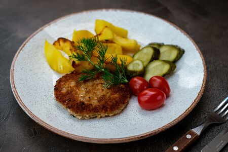 Бифштекс с картофельными дольками