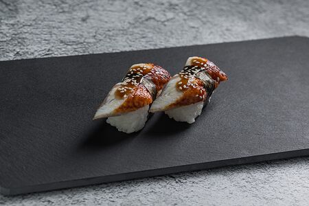 Суши с угрем