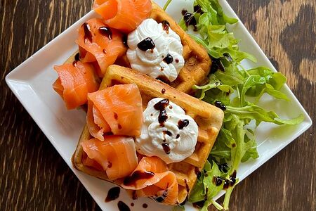 Вафли бельгийские с лососем и творожным сыром