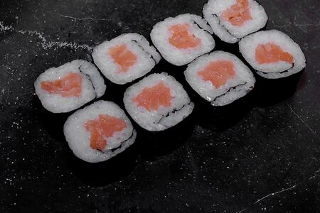 Ролл с лососем