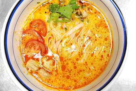 Суп Тан с рисовой лапшой и курицей