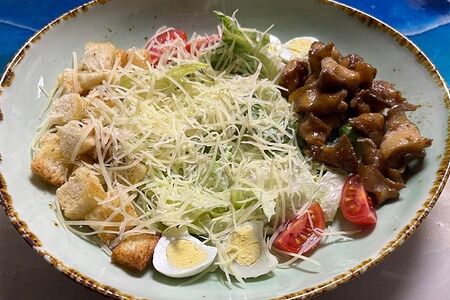 Цезарь кардини с ялтинским рапаном и соусом из копченой барабули