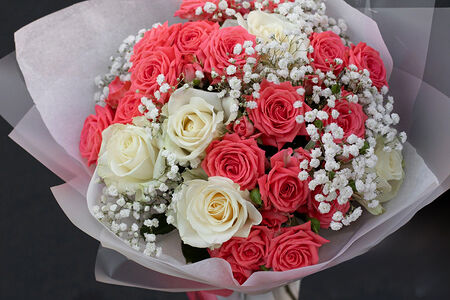Букет цветов из белых и коралловых роз Коралловый бриз