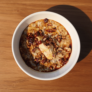 Овсяная каша с крем-чизом и пряной грушей