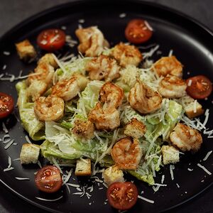 Салат Цезарь с креветкой