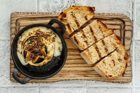 Запеченный камамбер с инжиром и черным трюфелем