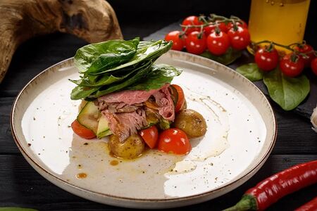 Салат с ростбифом и фермерскими овощами