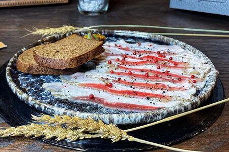 Домашнее сало с печеным картофелем в углях