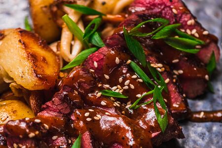 Стейк трай тип с картофелем и грибами