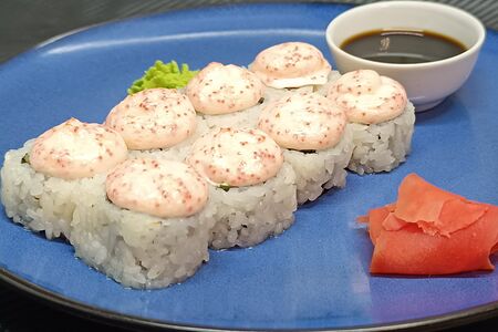 Запеченный ролл с тунцом