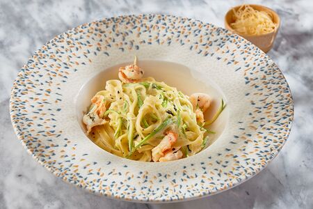 С креветками, цукини и сливочным соусом