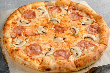 Пицца с ветчиной и грибами