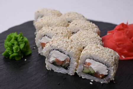 Ролл с жареным лососем