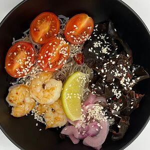 Салат с фунчозой и морепродуктами