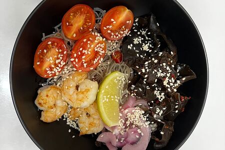 Салат с фунчозой и морепродуктами