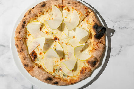 Пицца с грушей и горгонзолой